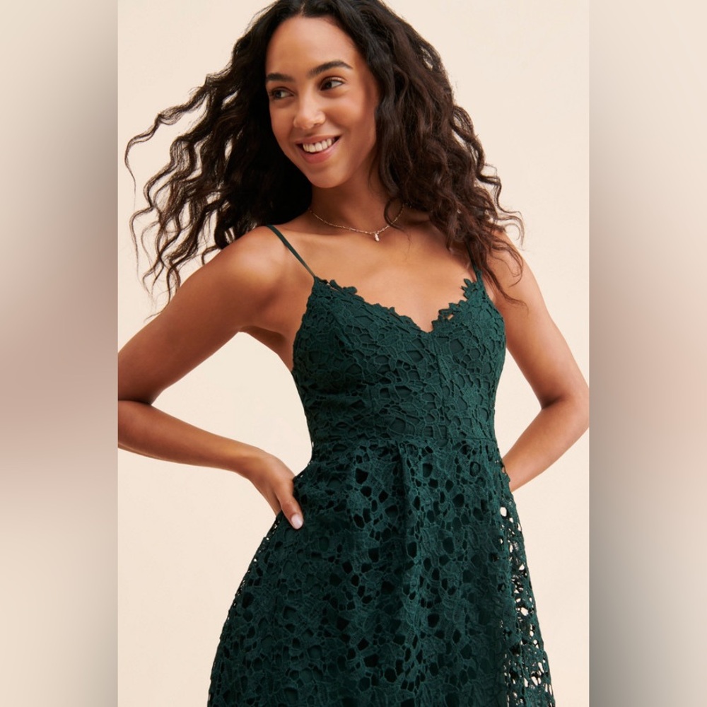 ASTR the Label Green Lace V-Neck Midi Dress
